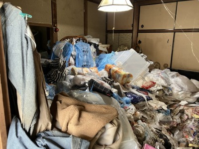 ゴミ屋敷の一室