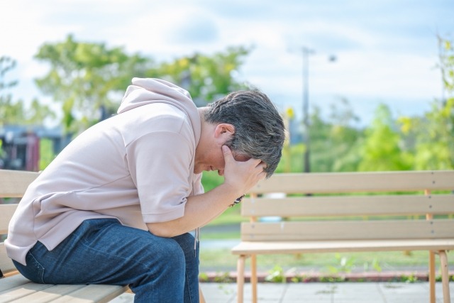 落ち込んでいる男性の画像