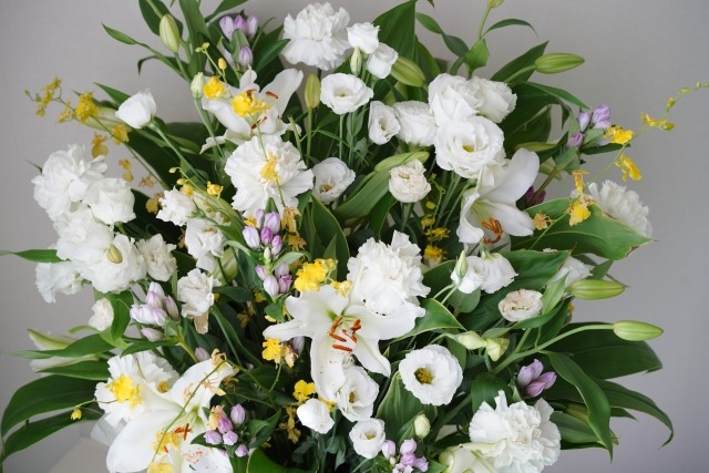 白や黄色の仏花