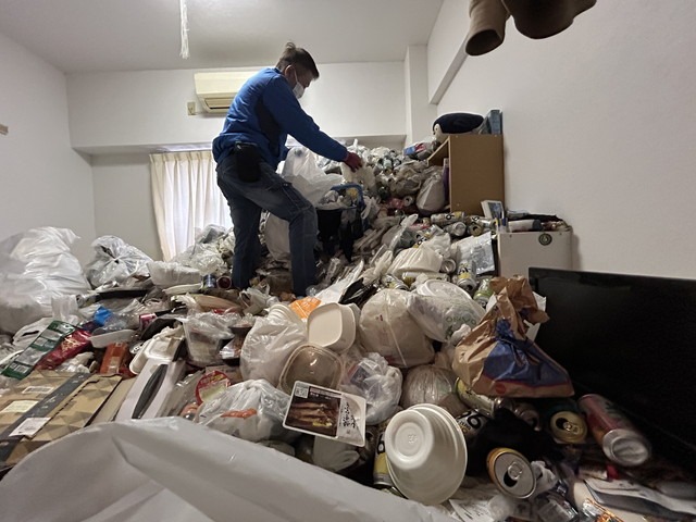 ゴミ屋敷清掃の作業風景