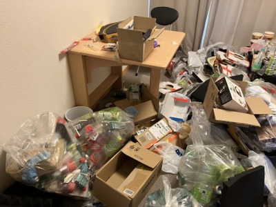 ゴミ袋や段ボールが大量に散らかっているゴミ屋敷