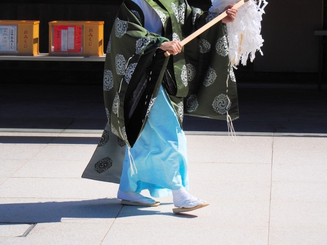 神主が歩いている画像