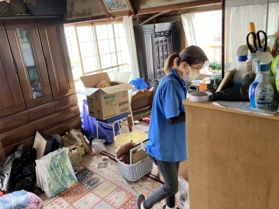遺品整理を行う女性スタッフ