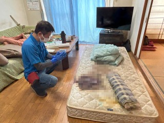 マットレスの上で亡くなられた痕