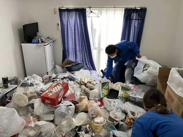 ゴミ屋敷を片付けるスタッフ