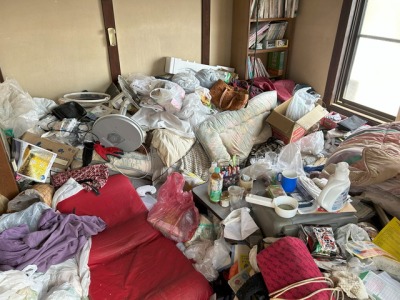 ゴミ屋敷の部屋の画像