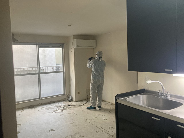 消臭作業中のスタッフ