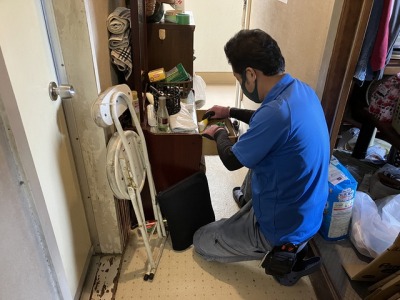 生前整理作業中のスタッフ
