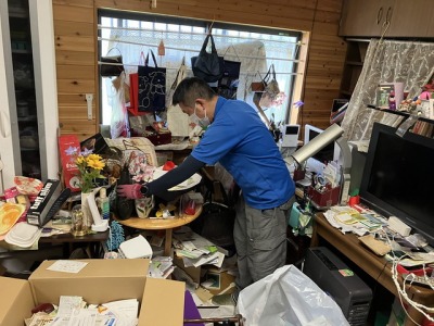 遺品整理作業中のスタッフ