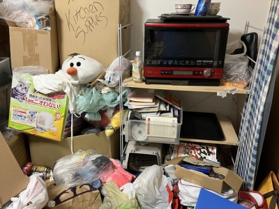 物が大量に積まれている部屋の画像