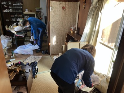 遺品整理作業中のスタッフ
