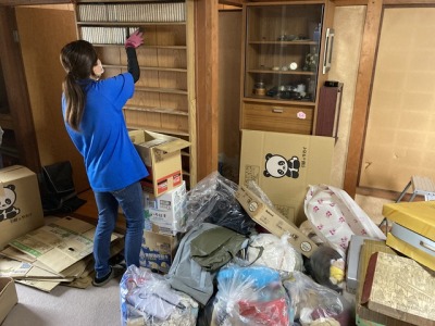 生前整理作業中の女性スタッフ