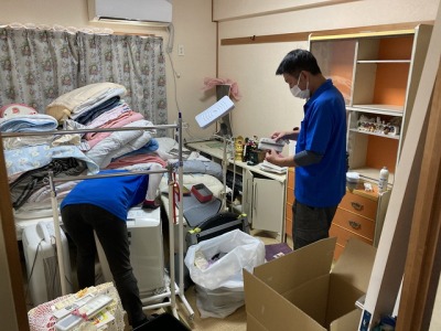 遺品整理作業中のスタッフ