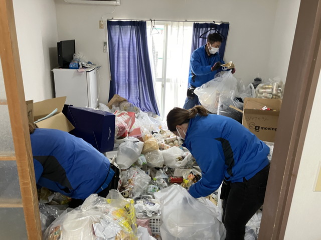 ゴミ屋敷の片付け作業中のスタッフ