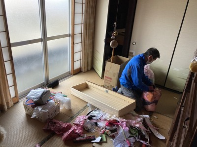 遺品整理作業中のスタッフ