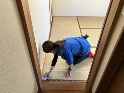 床の清掃をしている女性スタッフ