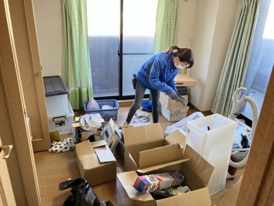 遺品整理作業中のスタッフ