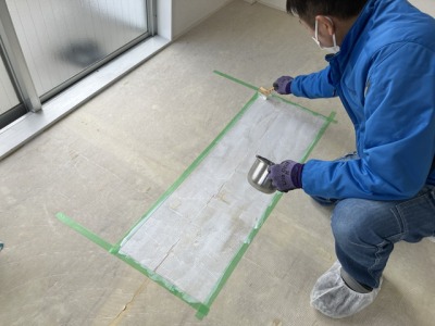 コーティング作業をしているスタッフ