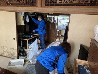 遺品整理を行うスタッフ