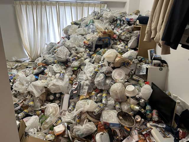 ゴミ屋敷でゴミが天井付近まである風景