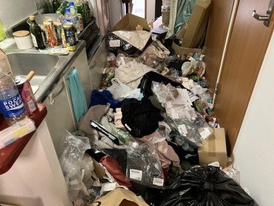 ゴミが大量に積まれているキッチンの画像