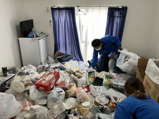 ゴミ屋敷を片付けるスタッフ