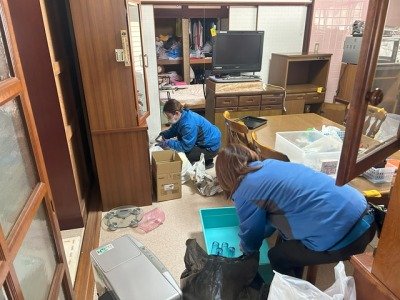 遺品整理作業中の画像