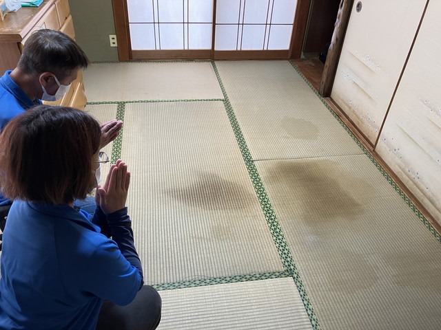 孤独死の現場で手を合わせるスタッフ