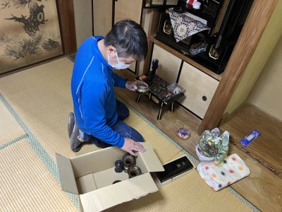 仏壇を整理するスタッフ