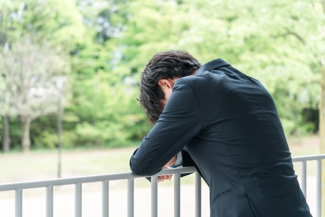 落ち込んでいる男性