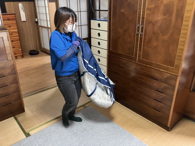 女性の姿と棚とお部屋