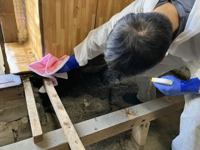 特殊清掃中の作業員