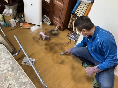 特殊清掃中の男性
