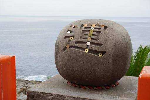 石と海