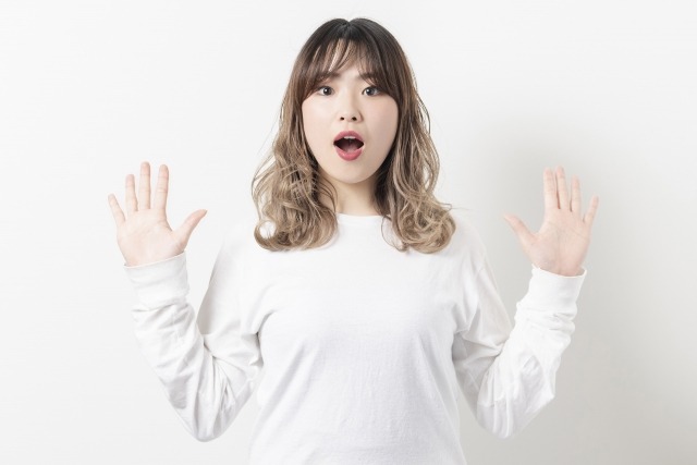 驚く女性