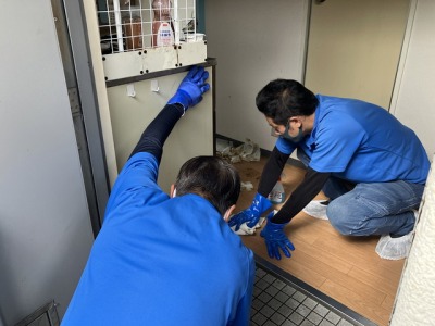 床を清掃している男性スタッフ