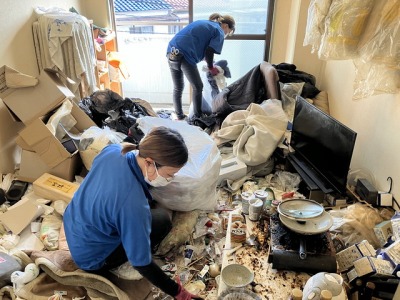 遺品整理作業中のスタッフ