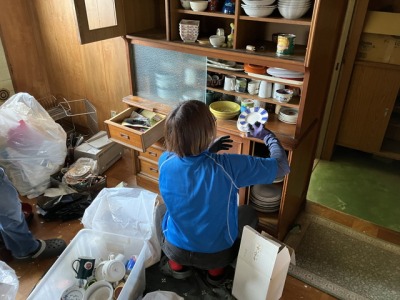 棚と皿と女性