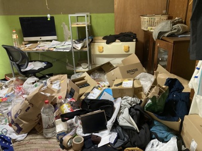 モノやゴミが散らかった部屋