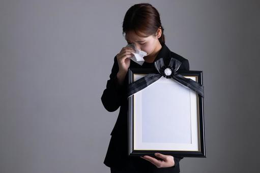 遺影と女性