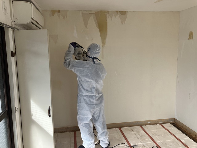 除菌作業を行う男性スタッフ