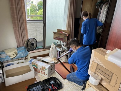 遺品整理を行う男女スタッフ