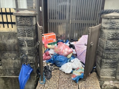 玄関前に置かれたゴミ