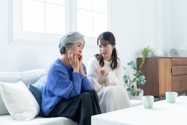 話をする母娘