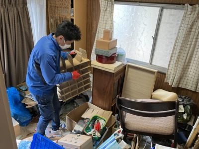 作業をする男性スタッフ