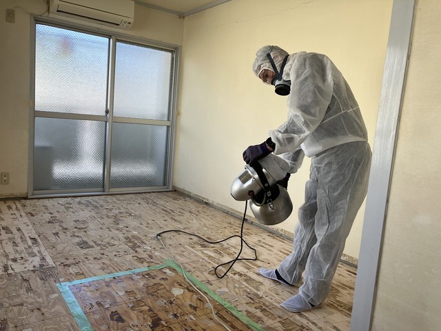特殊清掃作業中の男性スタッフ