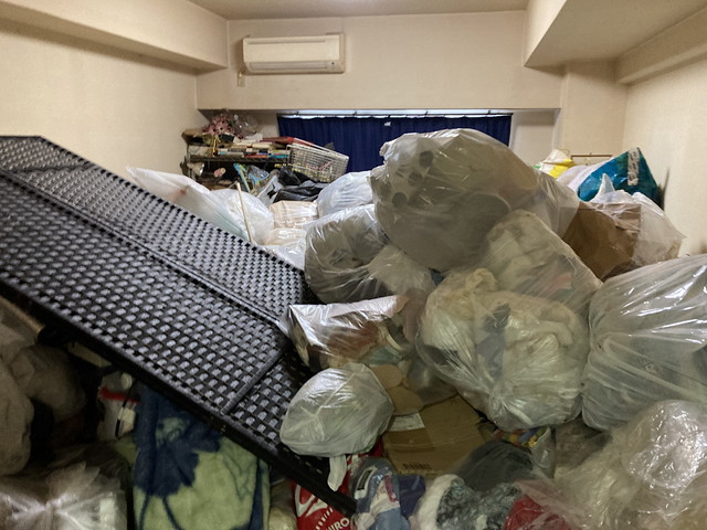 ゴミ屋敷の室内