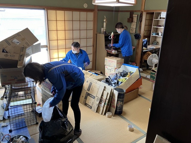 作業をするスタッフ