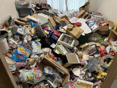 モノやゴミで溢れかえった部屋