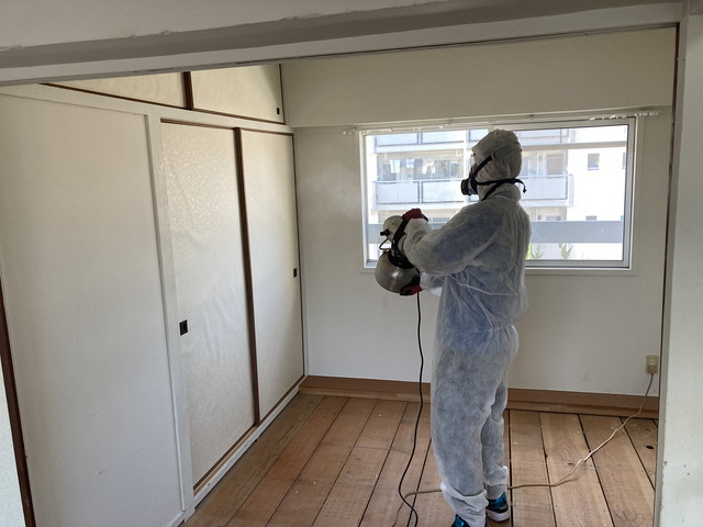 部屋の消臭作業